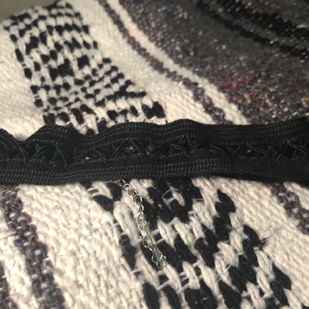 Thick, Black X-Patterned Choker